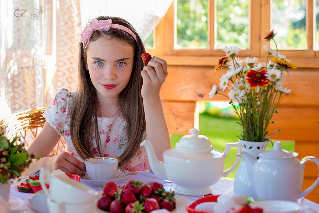 Girl-with-strawberry-Zabruskova-photographer1